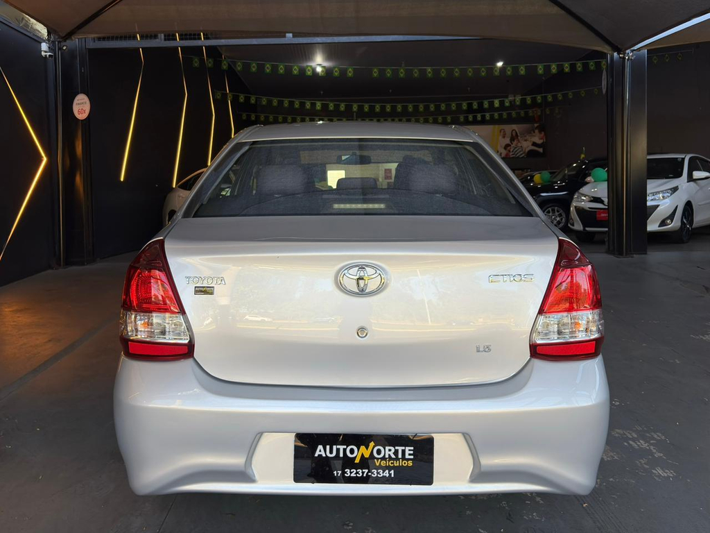 Toyota Etios Sedan Prata