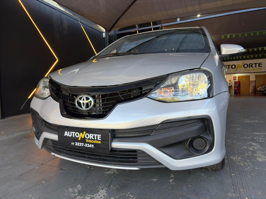 Toyota Etios Sedan Prata