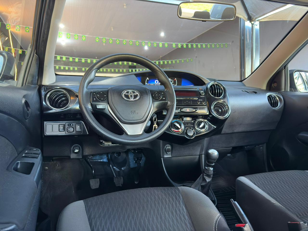 Toyota Etios Sedan Prata