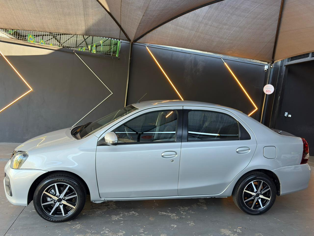 Toyota Etios Sedan Prata