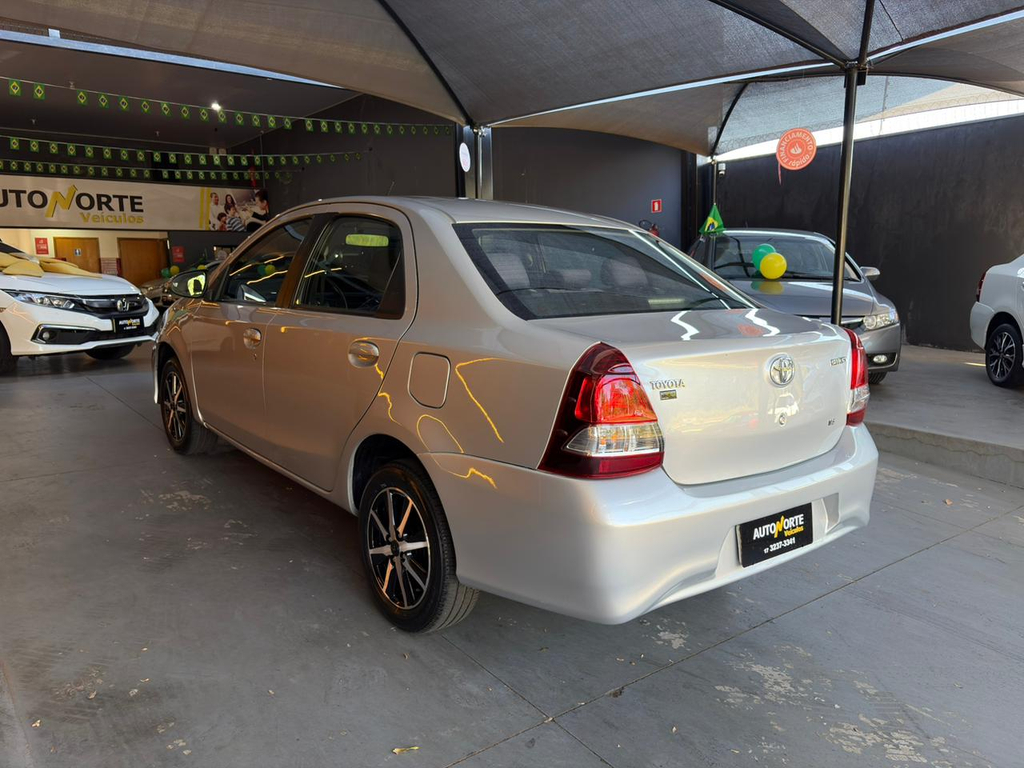 Toyota Etios Sedan Prata