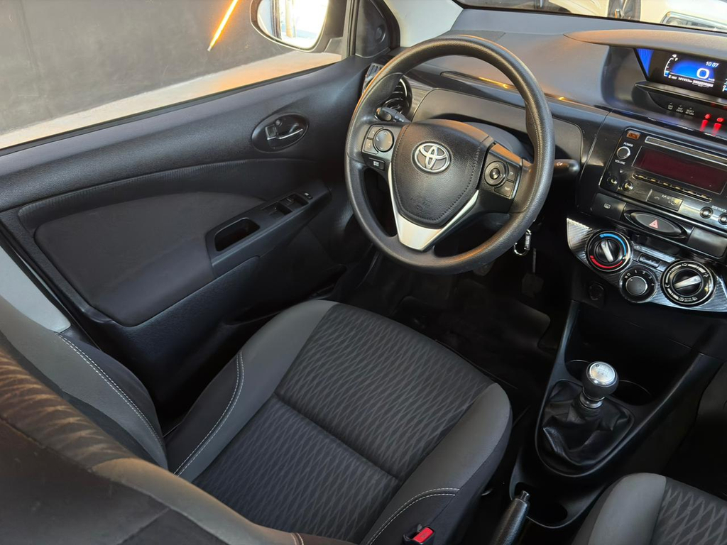 Toyota Etios Sedan Prata
