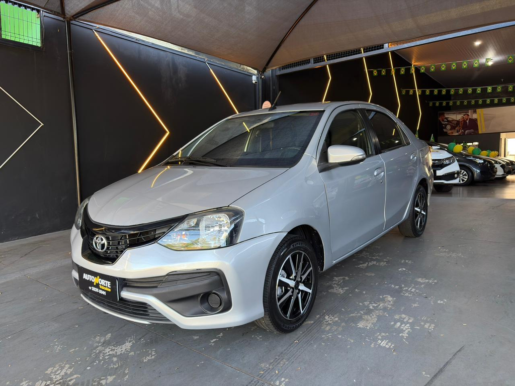 Toyota Etios Sedan Prata