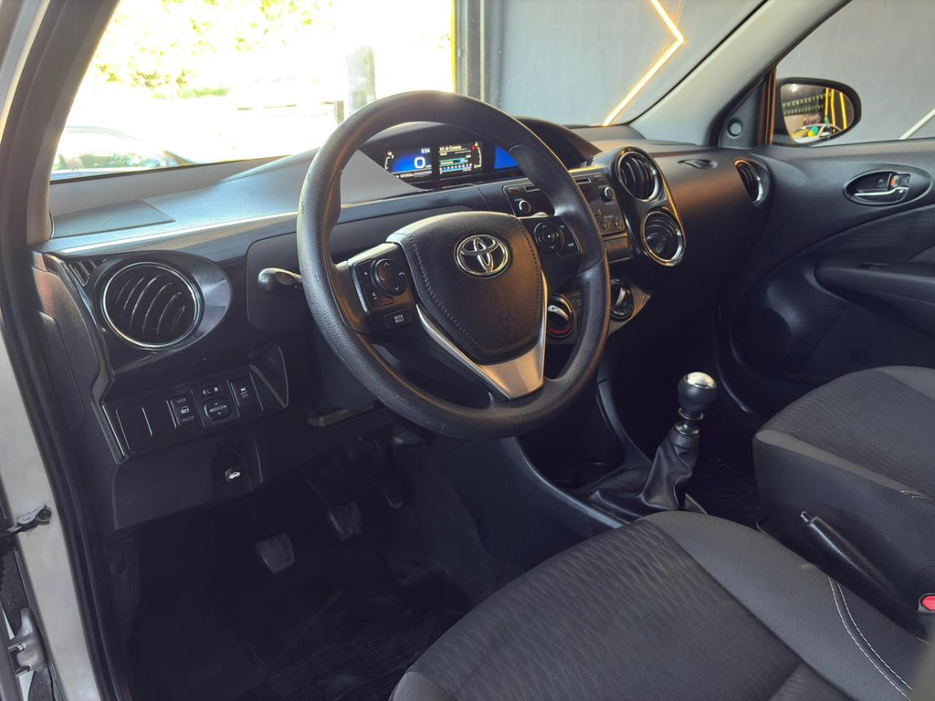 Toyota Etios Sedan Prata