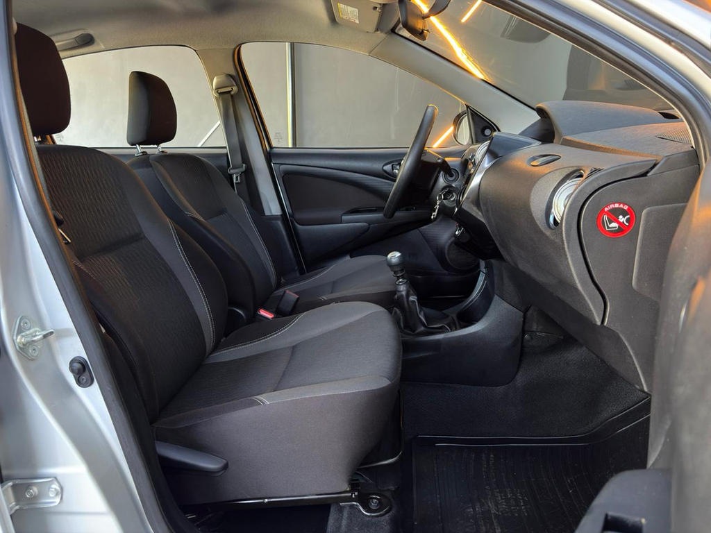 Toyota Etios Sedan Prata