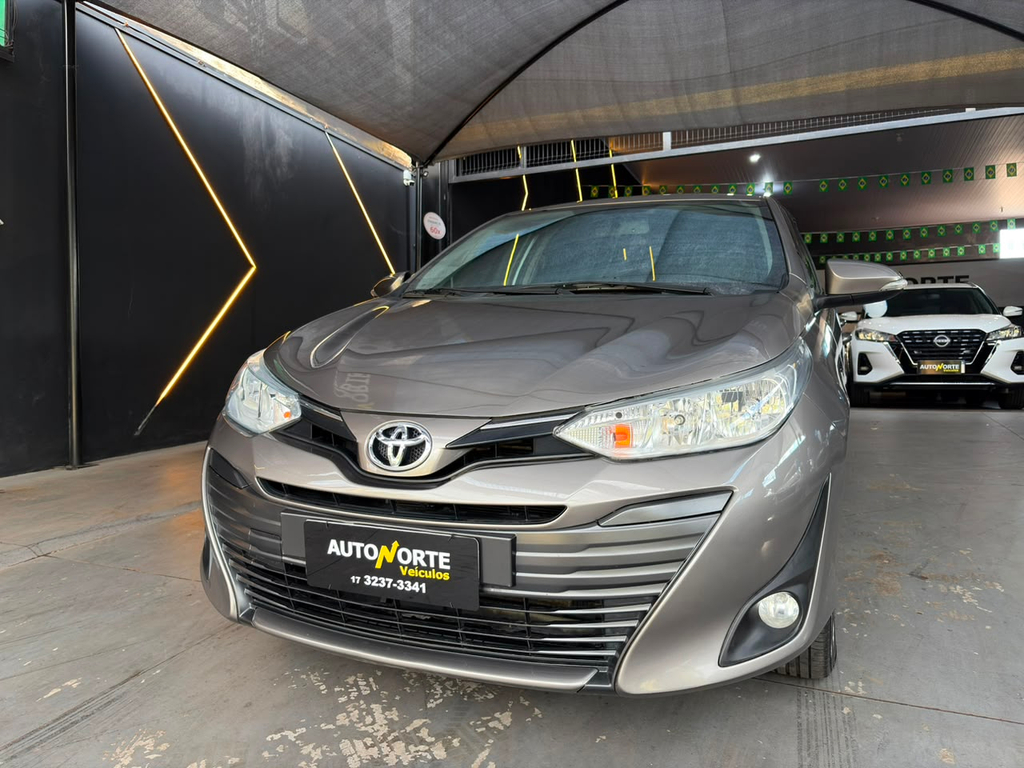 Toyota Yaris Sedan Cinza