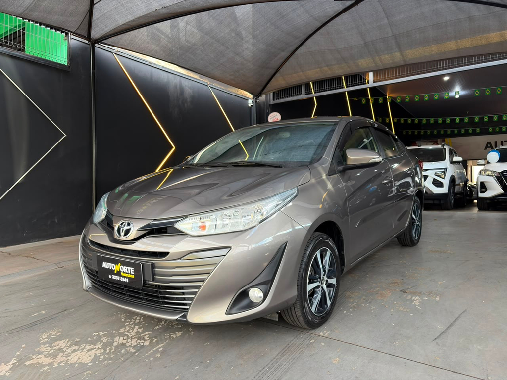 Toyota Yaris Sedan Cinza