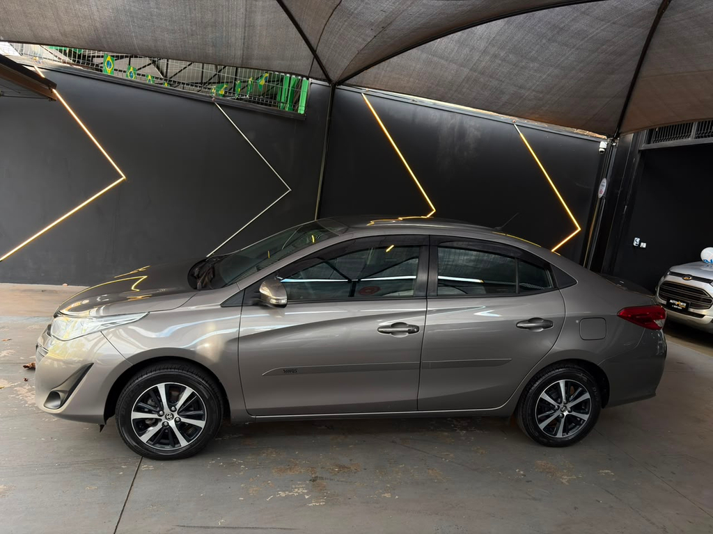 Toyota Yaris Sedan Cinza