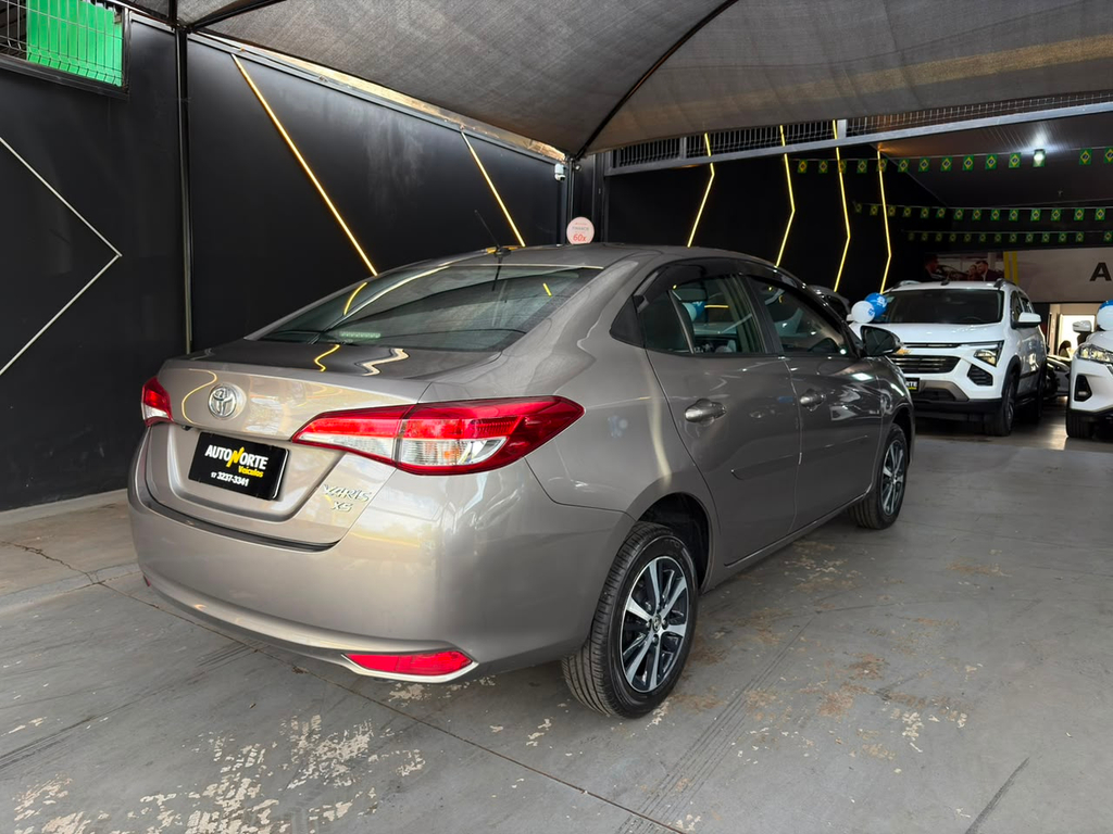 Toyota Yaris Sedan Cinza