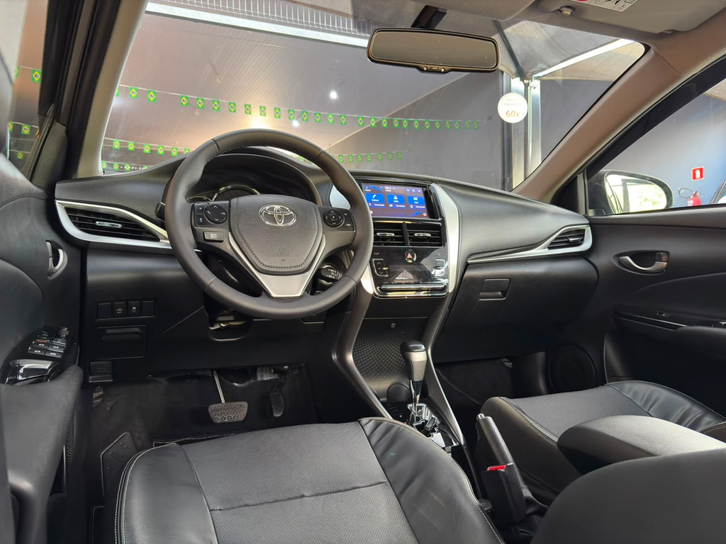 Toyota Yaris Sedan Cinza