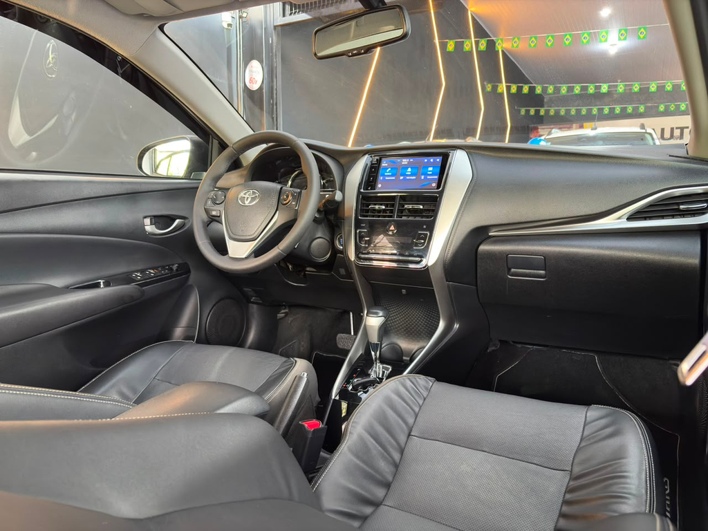 Toyota Yaris Sedan Cinza