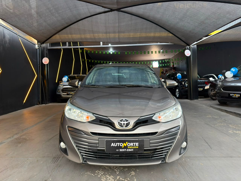 Toyota Yaris Sedan Cinza