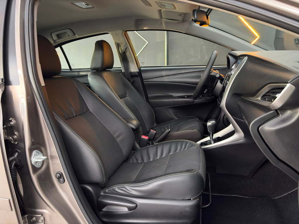Toyota Yaris Sedan Cinza