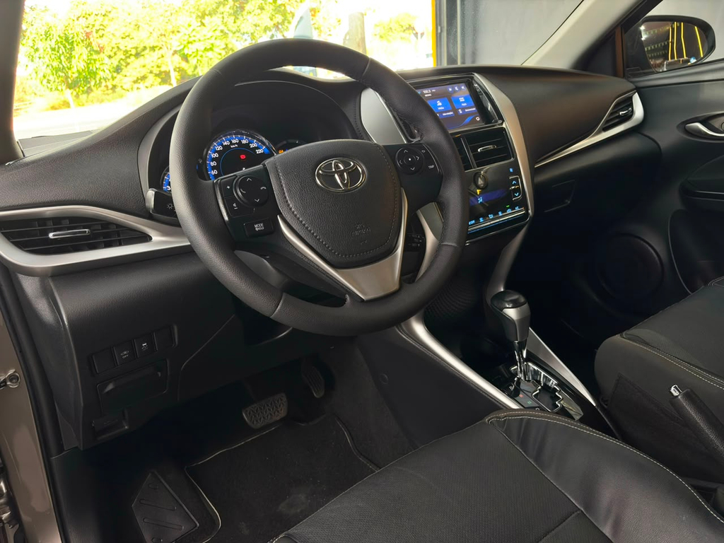 Toyota Yaris Sedan Cinza