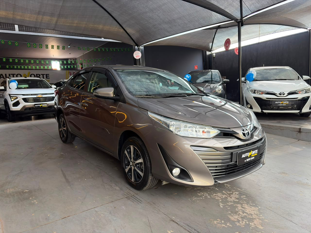 Toyota Yaris Sedan Cinza