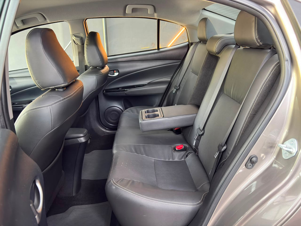 Toyota Yaris Sedan Cinza