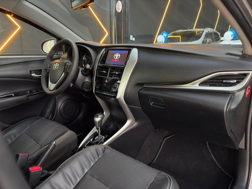 Toyota Yaris Sedan Cinza