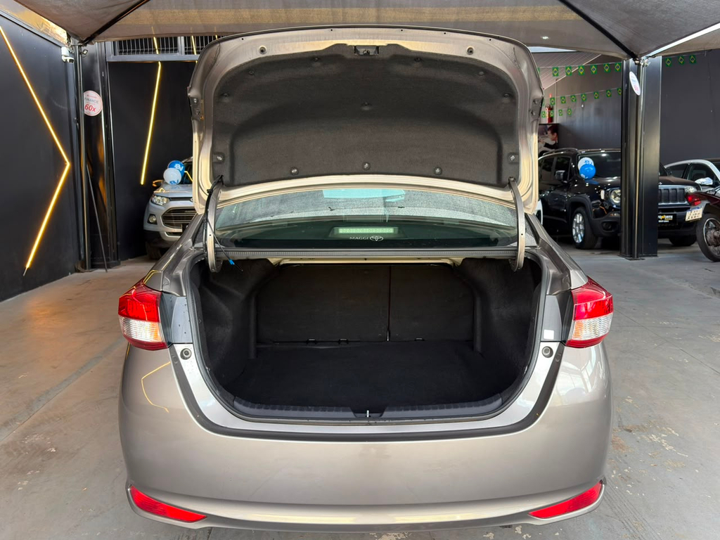 Toyota Yaris Sedan Cinza