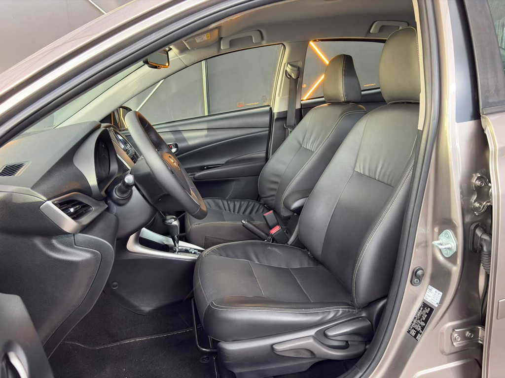 Toyota Yaris Sedan Cinza