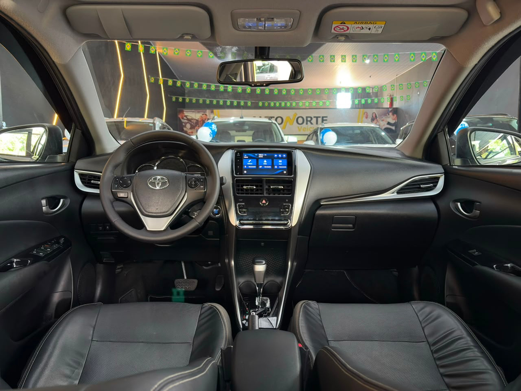 Toyota Yaris Sedan Cinza