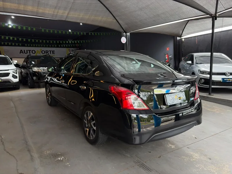 Nissan Versa Preto