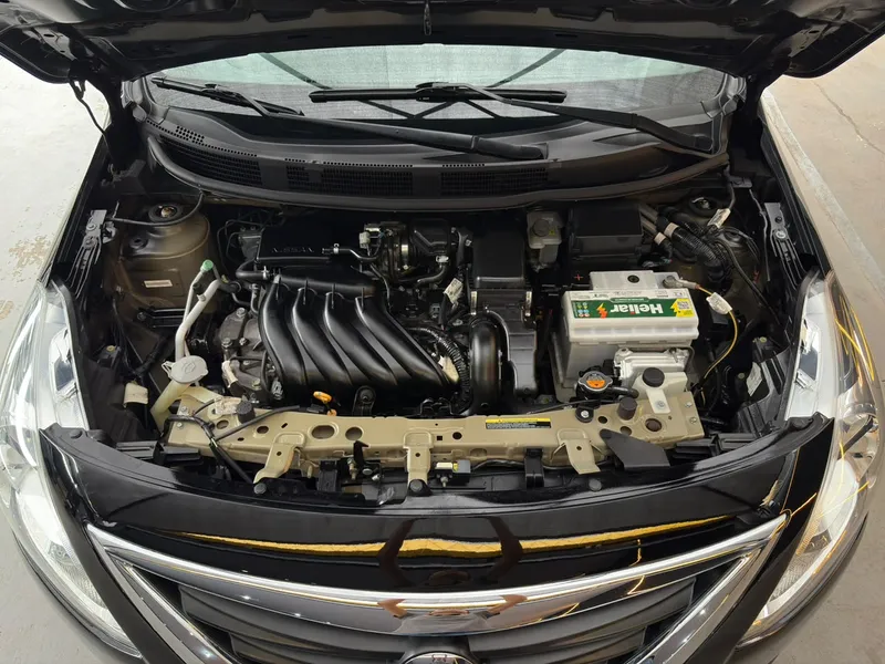 Nissan Versa Preto
