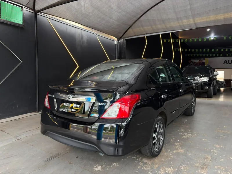 Nissan Versa Preto