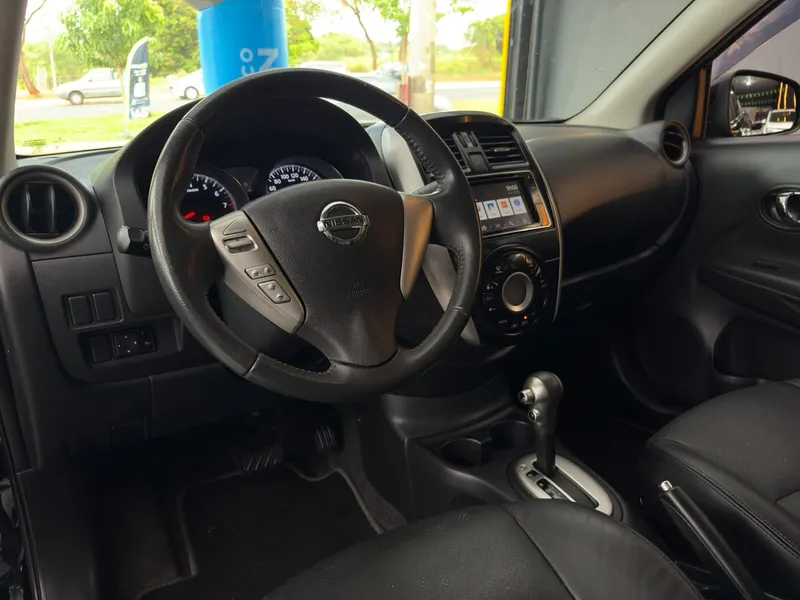 Nissan Versa Preto