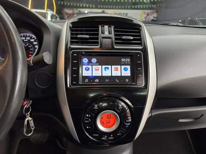 Nissan Versa Preto