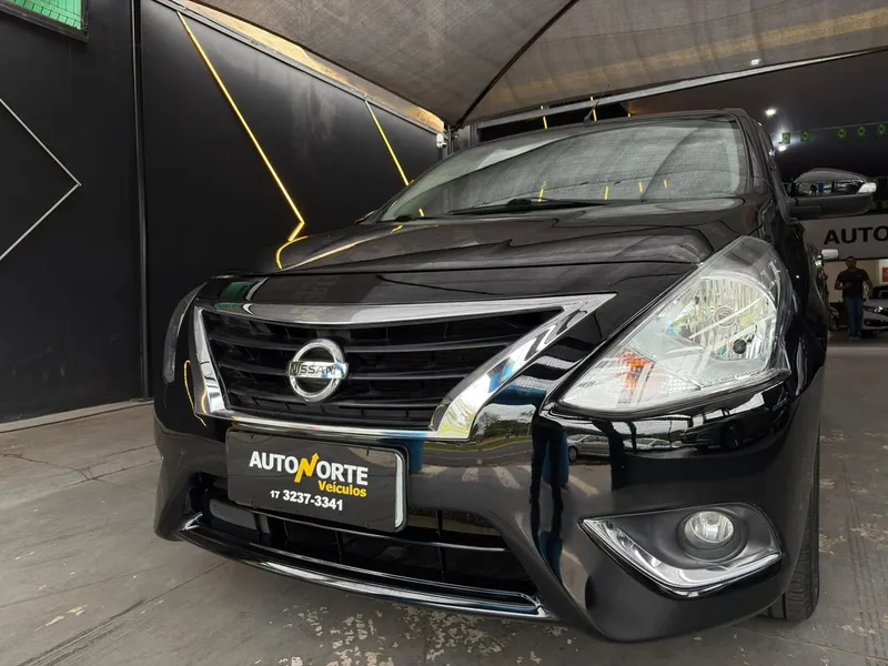 Nissan Versa Preto