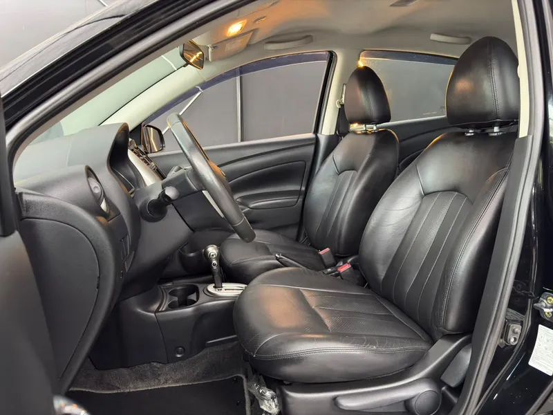 Nissan Versa Preto