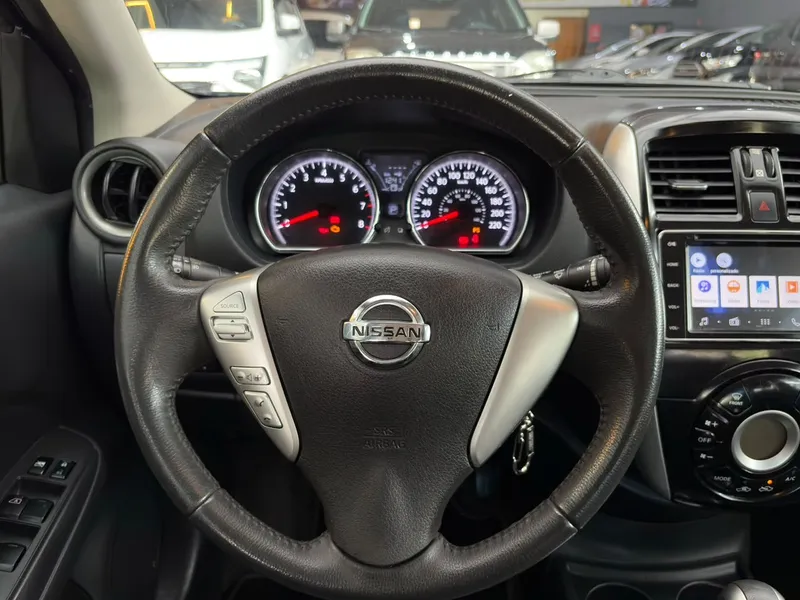 Nissan Versa Preto