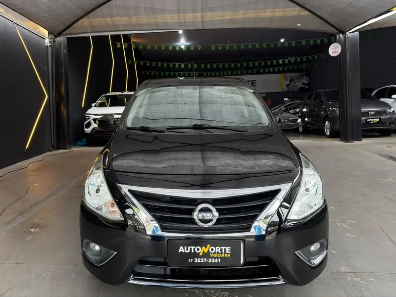 Nissan Versa Preto