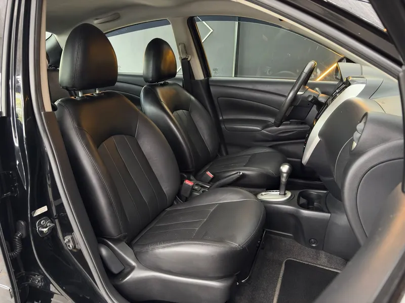 Nissan Versa Preto