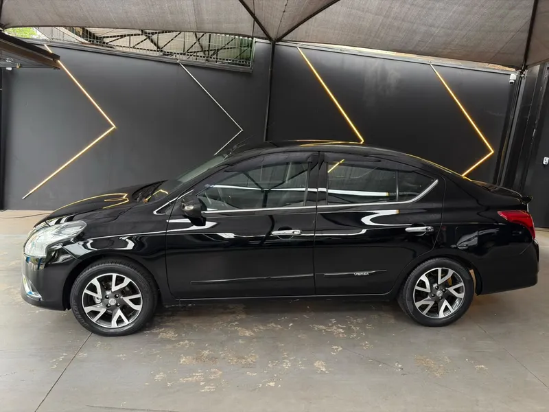 Nissan Versa Preto