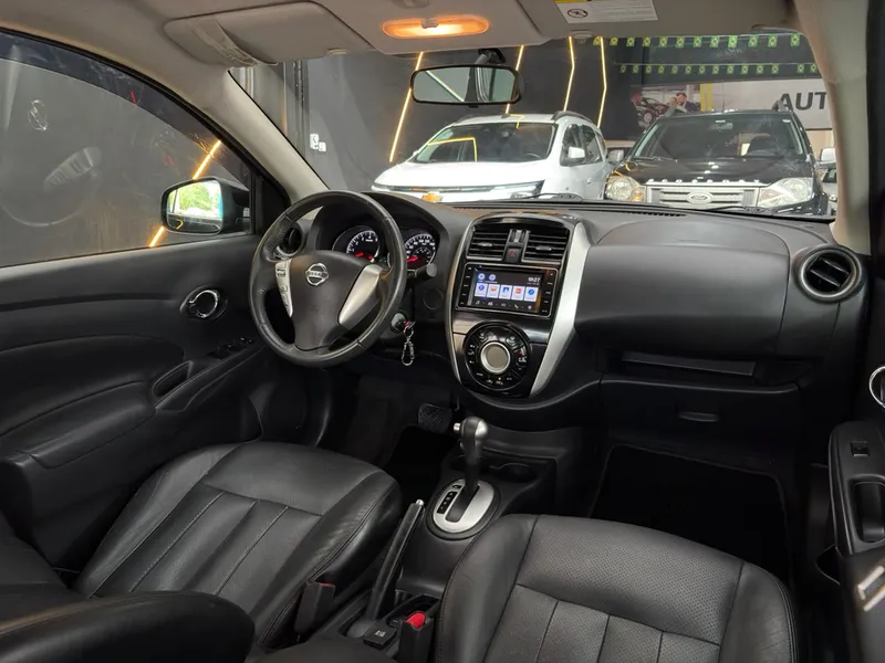 Nissan Versa Preto