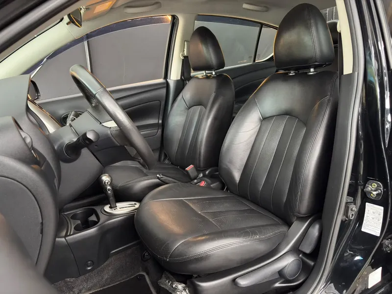 Nissan Versa Preto