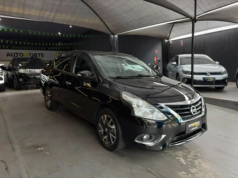 Nissan Versa Preto