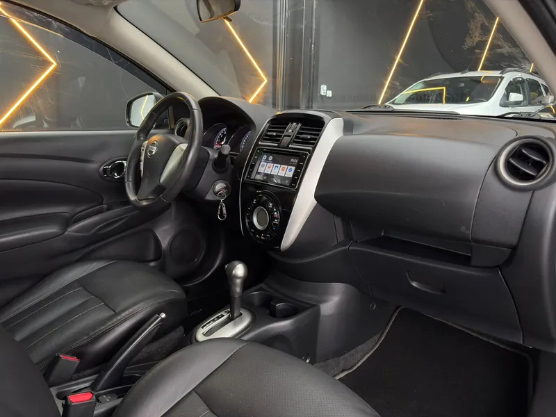 Nissan Versa Preto