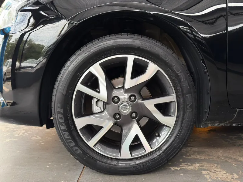 Nissan Versa Preto