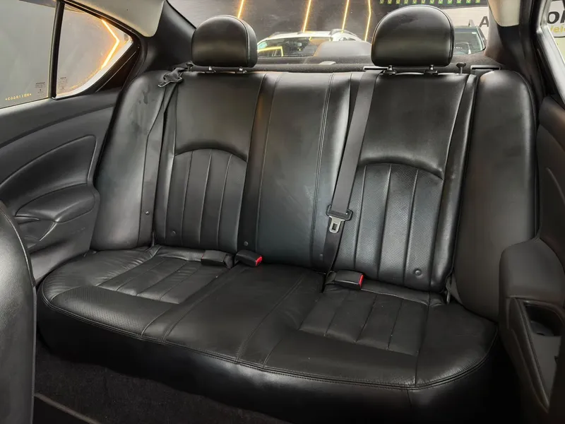 Nissan Versa Preto