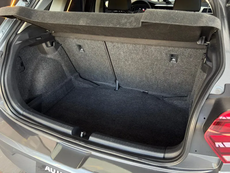 Volkswagen Polo Hatch Cinza