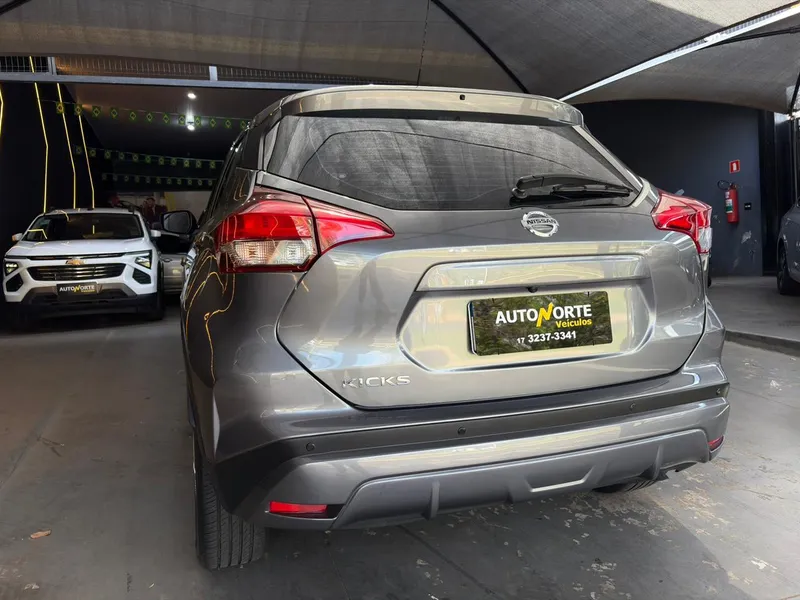 Nissan Kicks Cinza