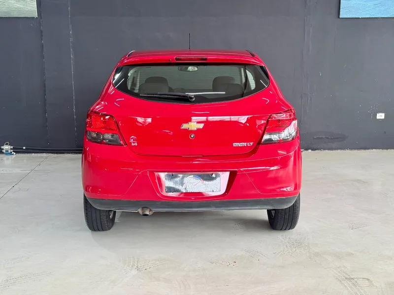 Chevrolet Onix Vermelho