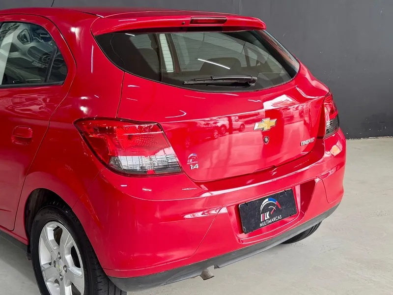 Chevrolet Onix Vermelho