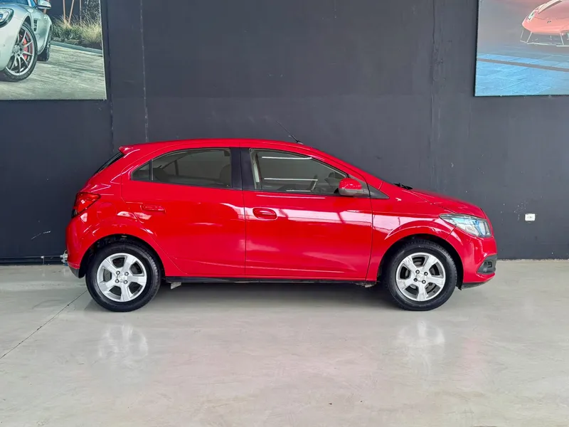 Chevrolet Onix Vermelho
