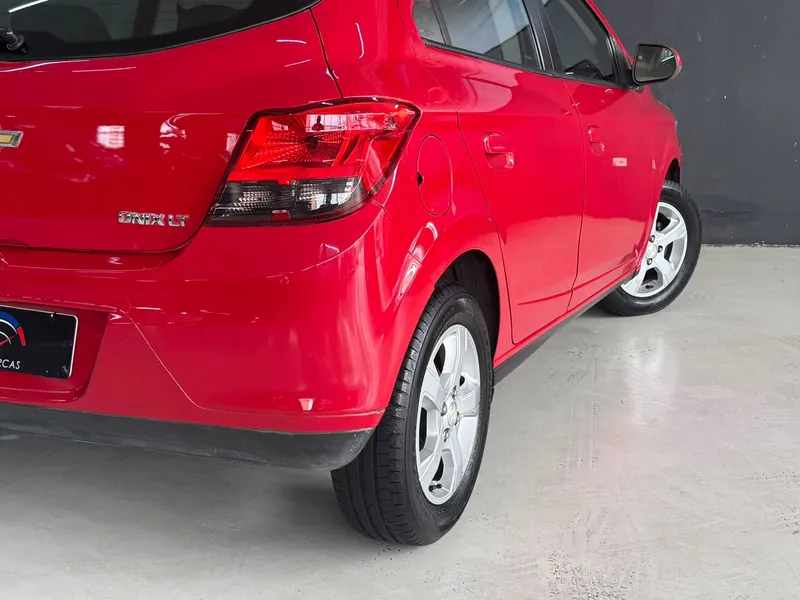 Chevrolet Onix Vermelho
