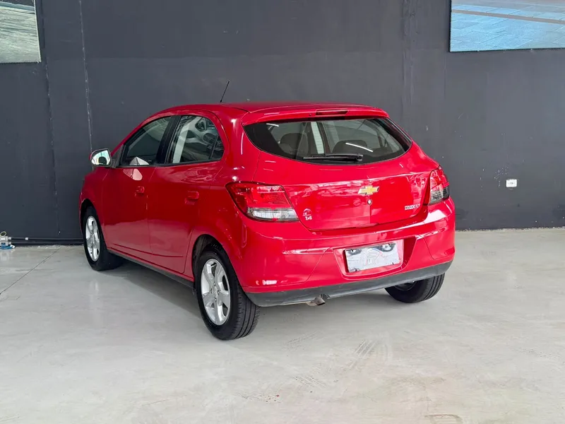 Chevrolet Onix Vermelho