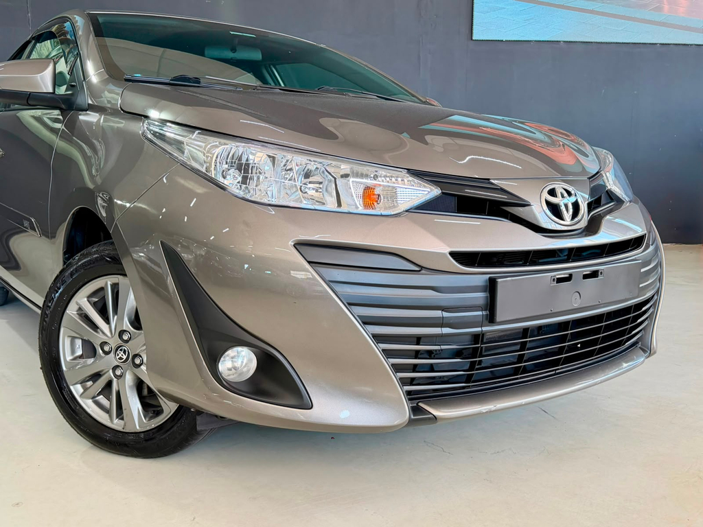 Toyota Yaris Sedan Cinza