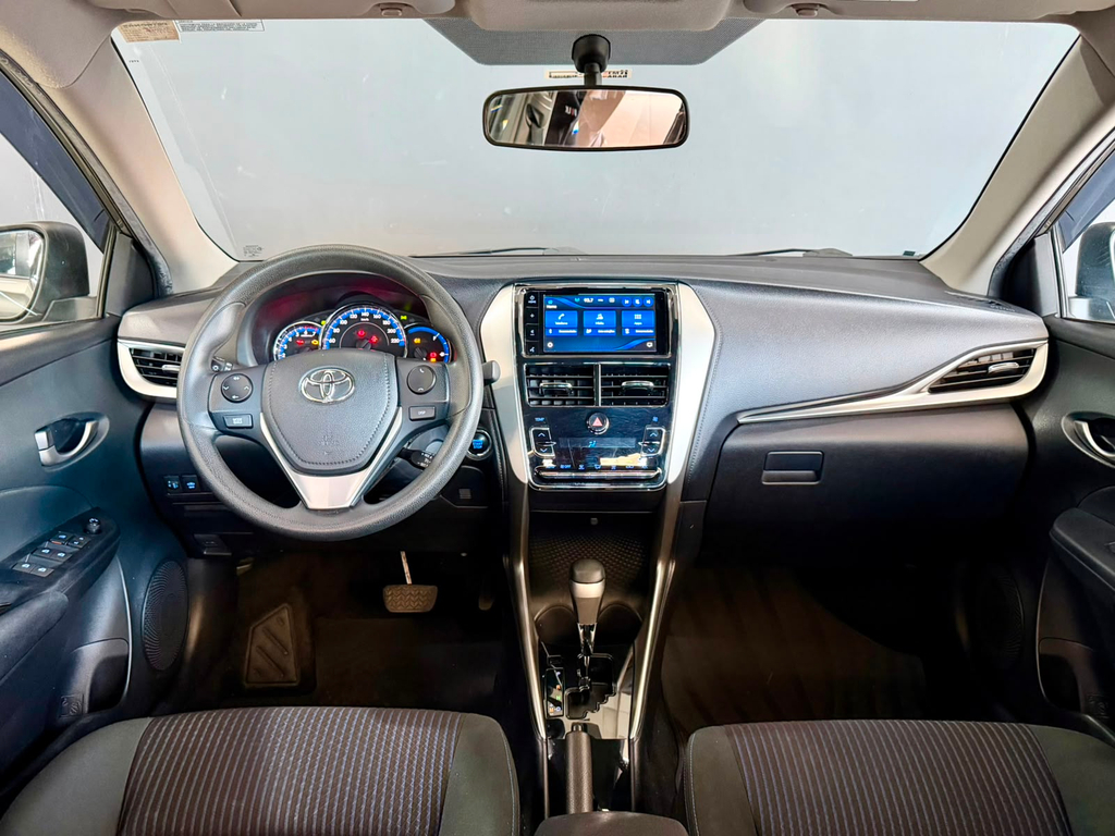 Toyota Yaris Sedan Cinza